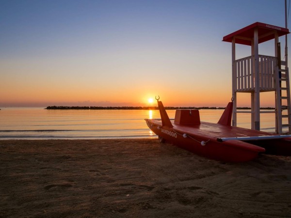Wakacje nad Adriatykiem – hotel przy plaży z widokiem na morze