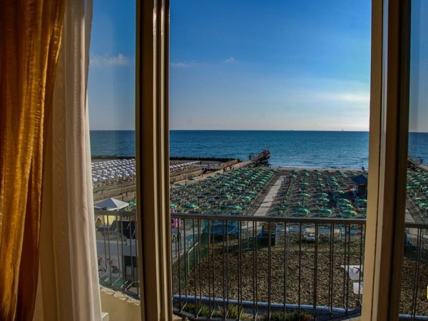 Lato nad Adriatykiem – hotel przy plaży z widokiem na morze